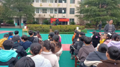 学习雷锋见行动，同学有难大家帮-