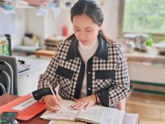 巾帼建功创佳绩，三尺讲台做奉献 —