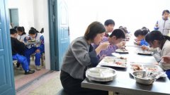 校长做起“饭搭子”，这个学校的就