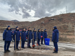 破冰除雪暖寒冬 齐心协力保畅通