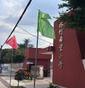 少年无畏凌云志，扶摇直上入云苍 