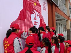 瓶盖拼绘雷锋像 少年续写环保章