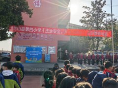 龙山四小：开展法制教育讲座