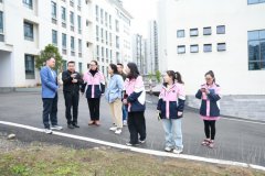 龙山县华塘中心幼儿园：召开户外自