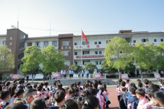 龙山一小国旗下的思政课：讲好科学
