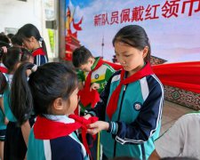 龙山思源：180余名学子戴上红领巾 庄
