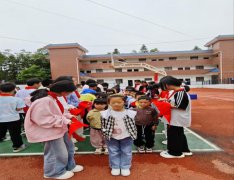 红领巾映照爱国心，新生入队开启新