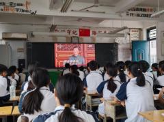 河南漯河郾城区第二实验中学师生观
