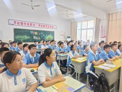 郾城实验中学及时组织观看“九三大