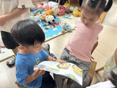 大班“暖心哥哥姐姐”助力小班萌娃