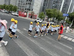 萌娃红色研学游,志愿护送保安全