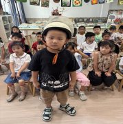 “盔”护成长，“贴”心安全