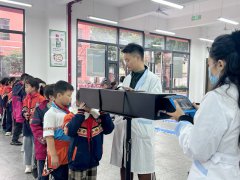 龙山县新城小学：爱心义诊 “睛”彩